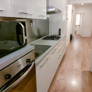 Η κουζίνα ή μικρή κουζίνα στο Fontana grande apartament Viterbo