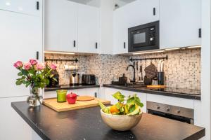 Kuchyň nebo kuchyňský kout v ubytování Le Stelia T2 6min gare, 8 min palais et plages, Parking privé