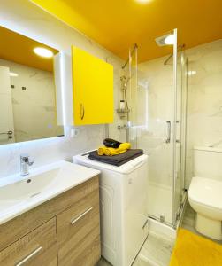 a bathroom with a sink and a yellow cabinet at Apartamento Mirando in Torremolinos