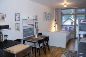 Postel nebo postele na pokoji v ubytování ENJOYHARRACHOV - Atraktivní slunné studio Čertovka v centru Harrachova s garážovým parkováním, Wifi-WLAN, SAT, herní konzolí, Netflix zdarma a nejkrásnějším výhledem na Čertovu horu s areálem skokanských můstků a sjezdovku