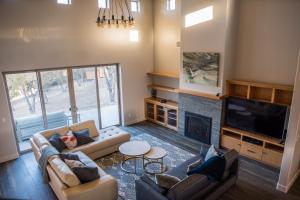 sala de estar con sofá, TV y chimenea en Paso Dream, en Paso Robles