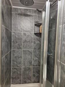 una ducha con puerta de cristal en un baño en Cranford , Heathrow Airport, en Cranford