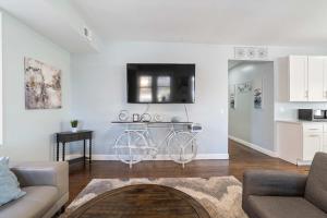 un soggiorno bianco con una bicicletta appesa al muro di Luxe Beach Estate - 4 Bedrooms and 3 Bathrooms ad Atlantic City