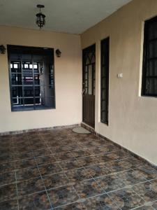 ein leeres Zimmer mit Tür und Fliesenboden in der Unterkunft Rincon Mágico in Ciudad Valles + 6 Fotos