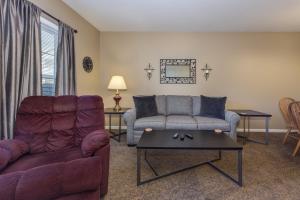 Χώρος καθιστικού στο Colonial Crest Condo Unit #113 condo