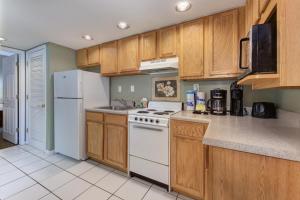 Η κουζίνα ή μικρή κουζίνα στο Colonial Crest Condo Unit #113 condo +22 φωτογραφίες