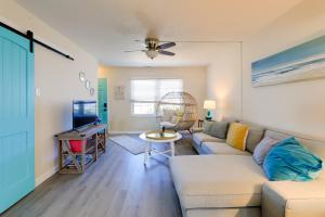 Galeriebild der Unterkunft half Mi to Atlantic Beach Townhome with Balcony! in Atlantic Beach