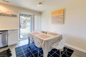 Galeriebild der Unterkunft half Mi to Atlantic Beach Townhome with Balcony! in Atlantic Beach + 16 Fotos