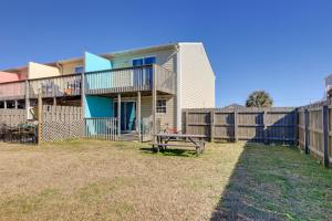 una casa con una mesa de picnic y una valla en half Mi to Atlantic Beach Townhome with Balcony!, en Atlantic Beach