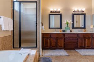a bathroom with a tub and two sinks and a shower at Cloud 9 in Paso Robles +22 photos