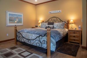 Postel nebo postele na pokoji v ubytování The J's Nest