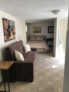 un salon avec un canapé et un lit dans l'établissement Vine Street Guest House, à Paso Robles