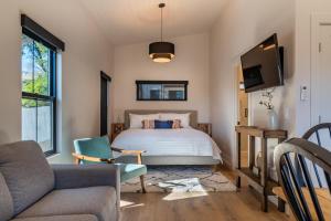 Giường trong phòng chung tại Fiorella Sofia-Vine Cottages