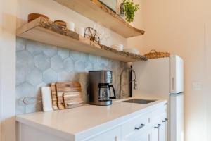 Nhà bếp/bếp nhỏ tại Fiorella Sofia-Vine Cottages +11 ảnh