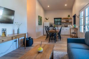 Khu vực ghế ngồi tại Revine Lago-Vine Cottages