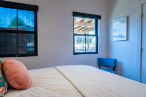 Giường trong phòng chung tại Revine Lago-Vine Cottages