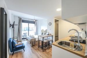 Kuchyň nebo kuchyňský kout v ubytování Elegant Studio with Private Terrace by RentitUP