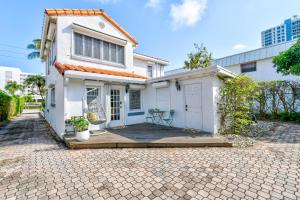 ウェストパームビーチにある1926 Mediterranean Home With Heated Pool Sleeps 12の白い家(パティオ付)