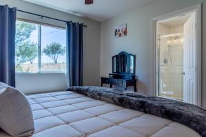 En eller flere senge i et værelse på 46 West Walnut Hill