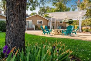 a yard with chairs and a pergola at Estrella Vineyard in San Miguel