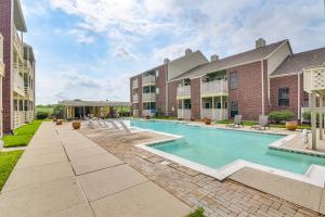Πισίνα στο ή κοντά στο East End Galveston Condo with Pool, 1 Mi to Beach!