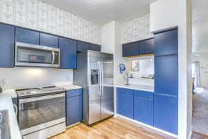 Η κουζίνα ή μικρή κουζίνα στο East End Galveston Condo with Pool, 1 Mi to Beach!