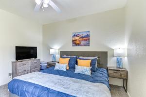 Ένα ή περισσότερα κρεβάτια σε δωμάτιο στο East End Galveston Condo with Pool, 1 Mi to Beach! +19 φωτογραφίες