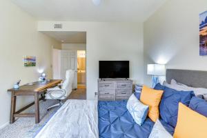 Μια τηλεόραση ή/και κέντρο ψυχαγωγίας στο East End Galveston Condo with Pool, 1 Mi to Beach!