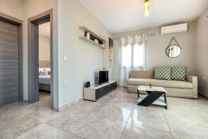 a living room with a couch and a television at Zara Studios in Astris