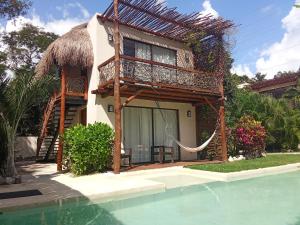 Casa con balcón y piscina en Villa AHAL,, en Chemuyil