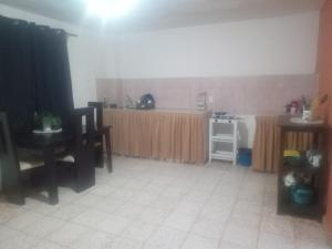 una cocina con una mesa y una encimera en Departamento para 5 o 7, en Uruapan del Progreso
