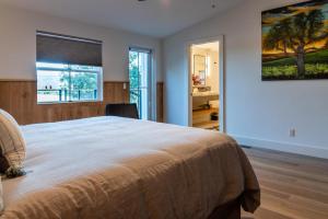 En eller flere senge i et værelse på Garden House at Oak & Vine