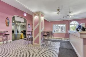 A restaurant or other place to eat at The Regal Palms Resort With Lazy River and Arcade Games