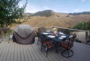 Nespecifikovaný výhled na hory nebo výhled na hory při pohledu z prázdninového domu