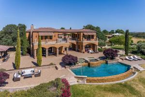 Bazén v ubytování Mira Vista Vineyard Estate nebo v jeho okolí