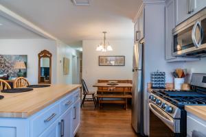 Kuchyň nebo kuchyňský kout v ubytování The J's Nest Cottage