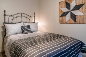 Postel nebo postele na pokoji v ubytování The J's Nest Cottage