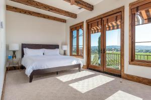 Postel nebo postele na pokoji v ubytování Mira Vista Vineyard Estate + 46 fotografií