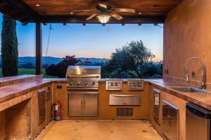 Kuchyň nebo kuchyňský kout v ubytování Mira Vista Vineyard Estate