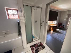 Ein Badezimmer in der Unterkunft Charming Garden Cottage + 12 Fotos