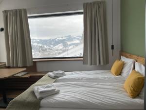 Postel nebo postele na pokoji v ubytování Kaliba Cabins