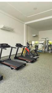 ein Fitnessstudio mit mehreren Laufbändern in einem Raum in der Unterkunft Muro Alto Condomínio Clube - Porto de Galinhas in Porto De Galinhas