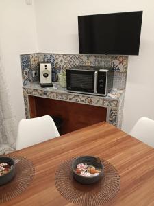 un tavolo con due ciotole di cibo sopra un forno a microonde di La Casa Di Selene a Trapani