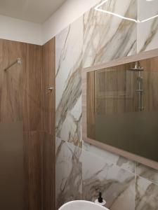 un bagno con lavandino e specchio di La Casa Di Selene a Trapani Altre 41 foto