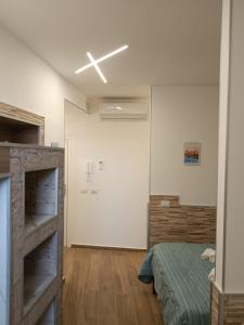 una camera da letto con un letto e un soffitto di La Casa Di Selene a Trapani