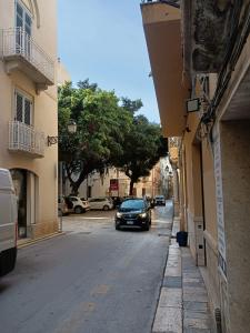 un'auto parcheggiata sul lato di una strada di La Casa Di Selene a Trapani