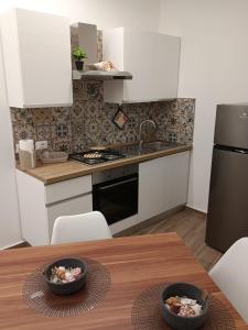 una cucina con un tavolo con due ciotole di cibo sopra di La Casa Di Selene a Trapani