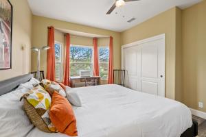 a bedroom with a bed and a window at Vista Mellow Cottage in San Miguel