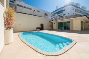 una piscina en el patio de un edificio en Apartamentos com Piscina em Floripa - CAC, en Florianópolis