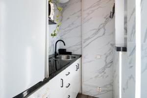 Kuchyňa alebo kuchynka v ubytovaní Casa Alana- Apartamentos en Suite Budha- Las mejores vistas y ubicación !